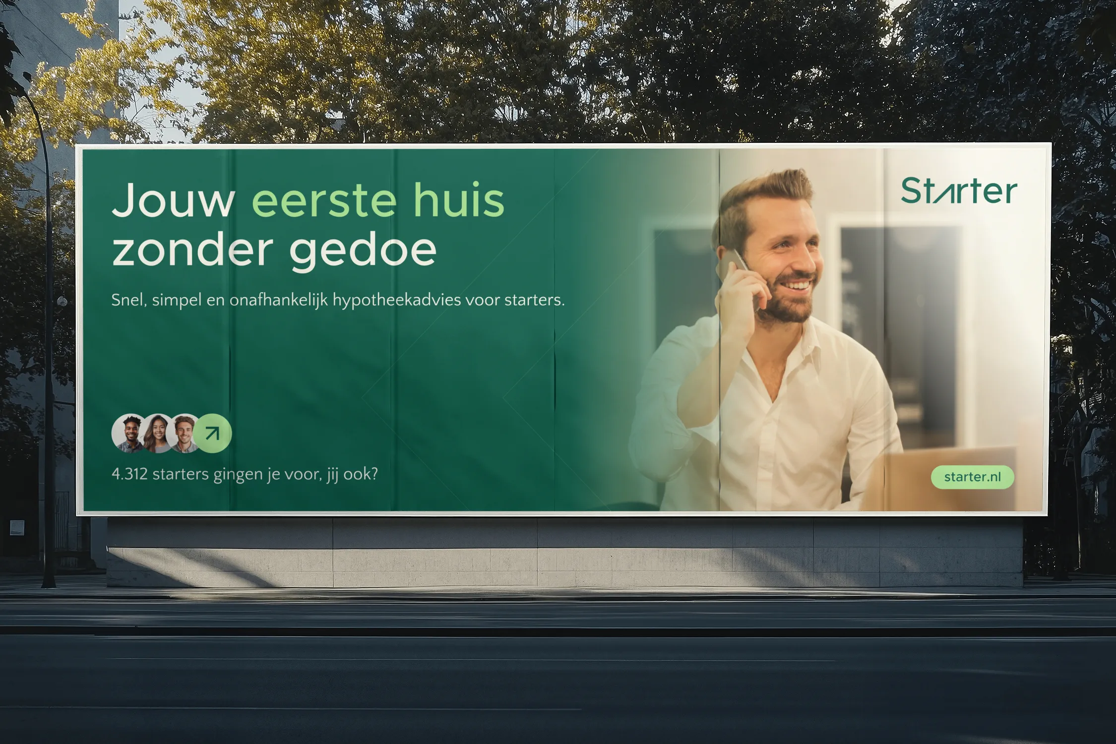 Reclamebord met groene achtergrond, tekst 'Jouw eerste huis zonder gedoe', lachende man met witte blouse telefoon