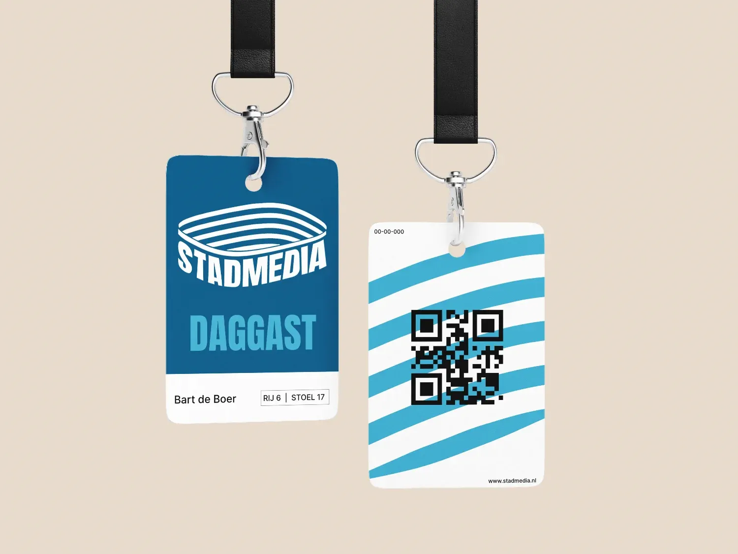 Twee herkenningsbadges aan een zwart lint, links blauw met STADMEDIA logo en naam Bart de Boer