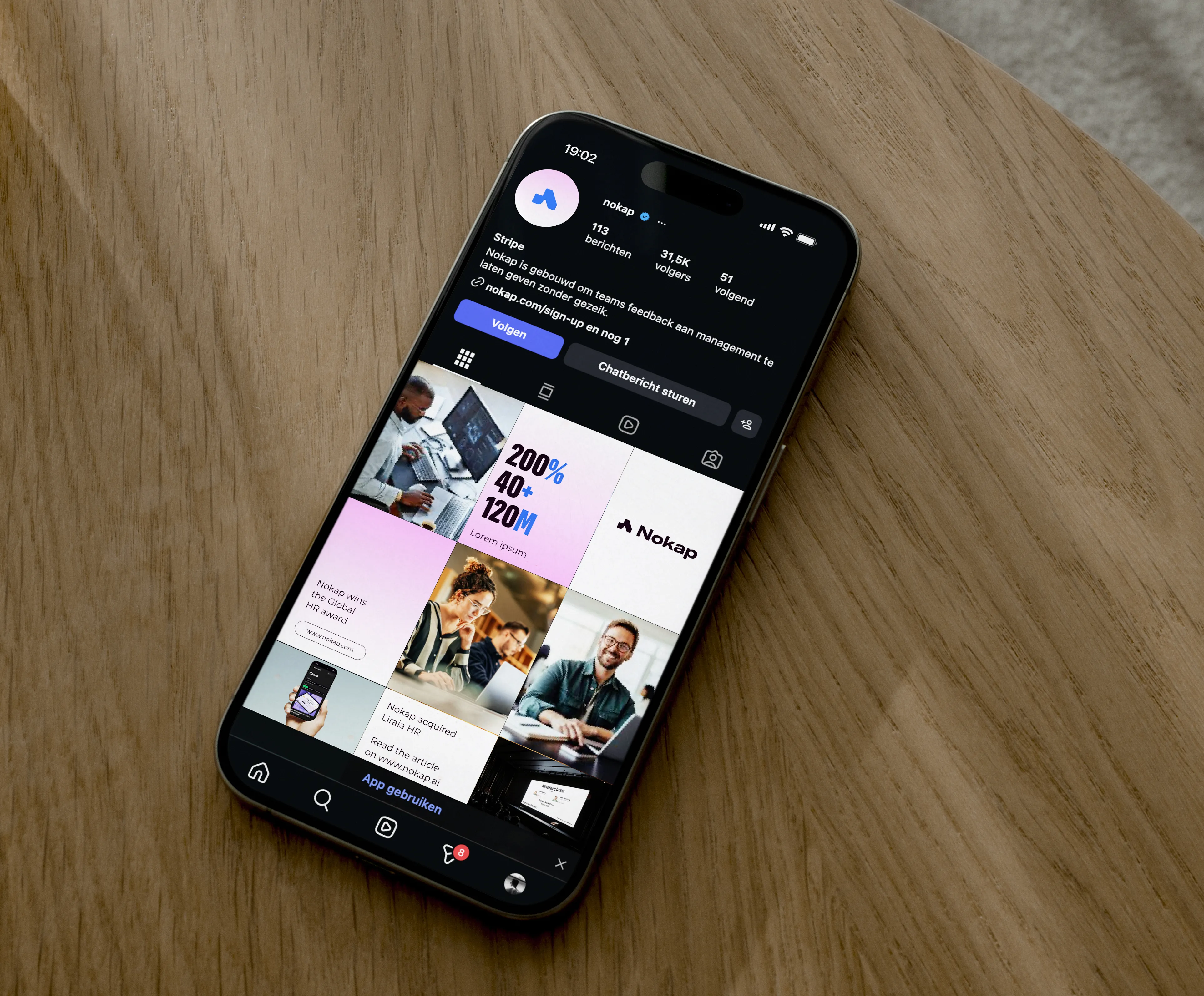 Smartphone op houten tafel met Instagram-profiel 'nokap' en statistieken zoals 200%, 40+, 120M