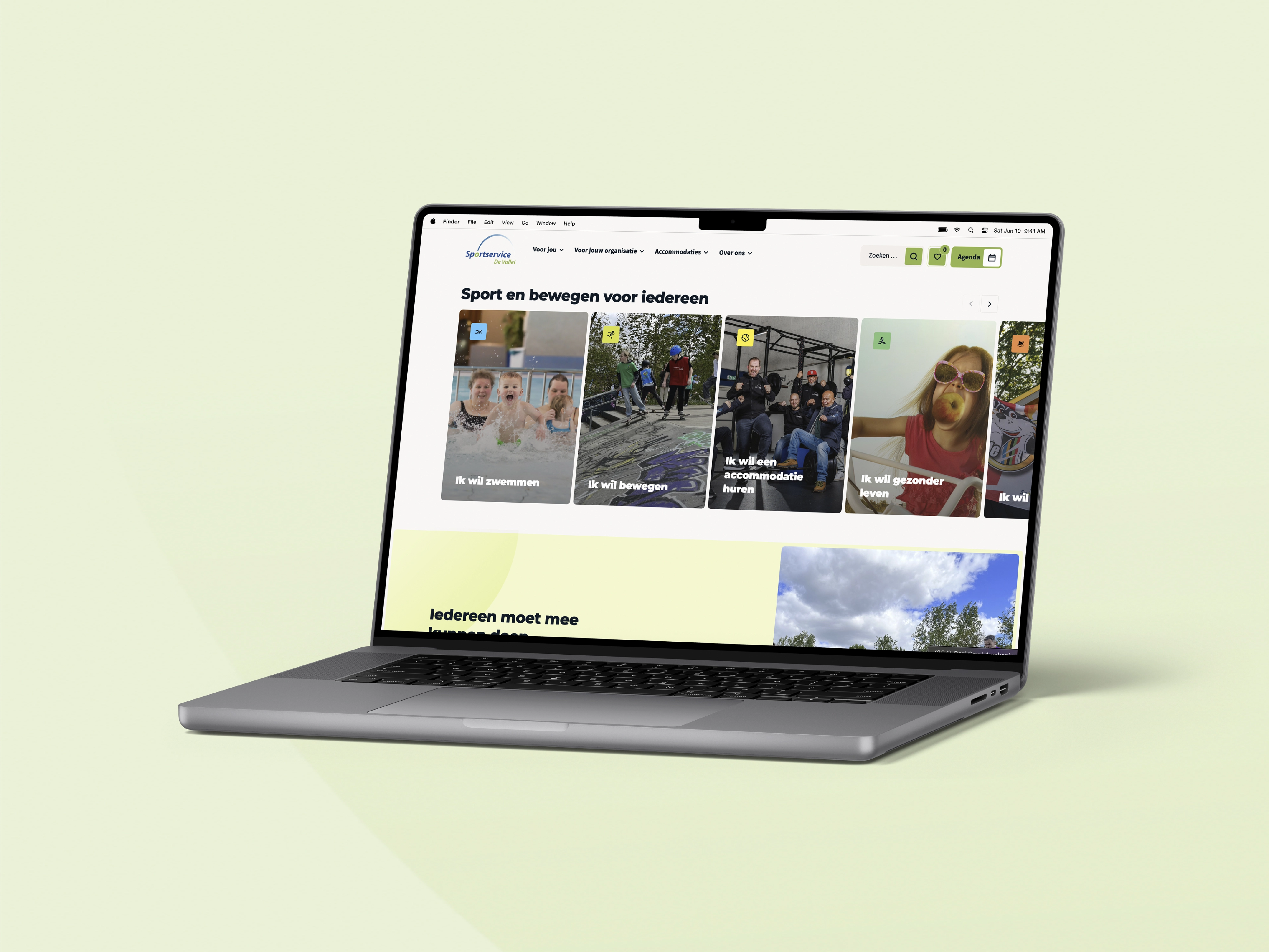 Laptop met open website over sport en beweging met vier blokken 'Ik wil zwemmen', 'Ik wil bewegen', 'Ik wil een accommodatie huren', 'Ik wil gezonder leven'.