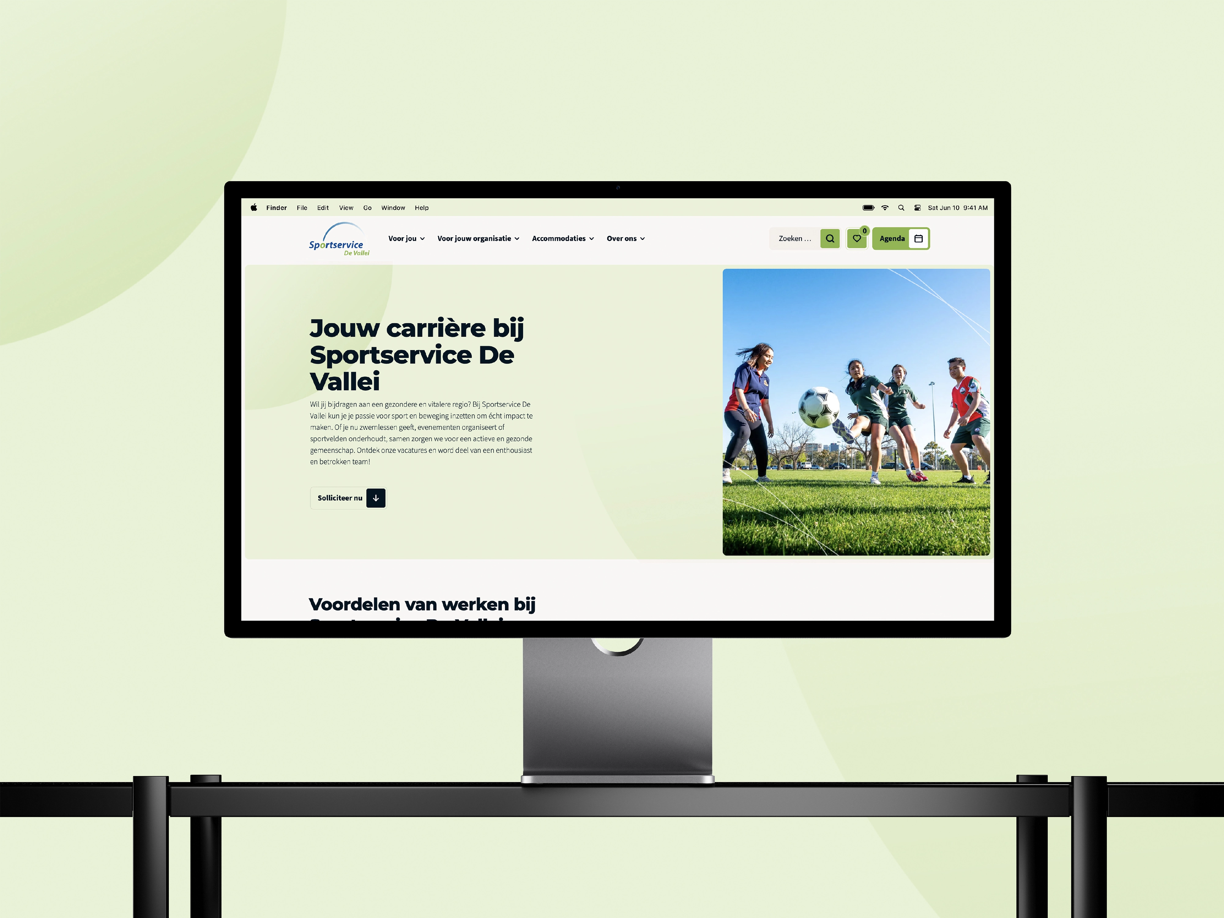 Computerbeeldscherm met webpagina over carrièremogelijkheden bij Sportsservice De Vallei en spelende jongeren