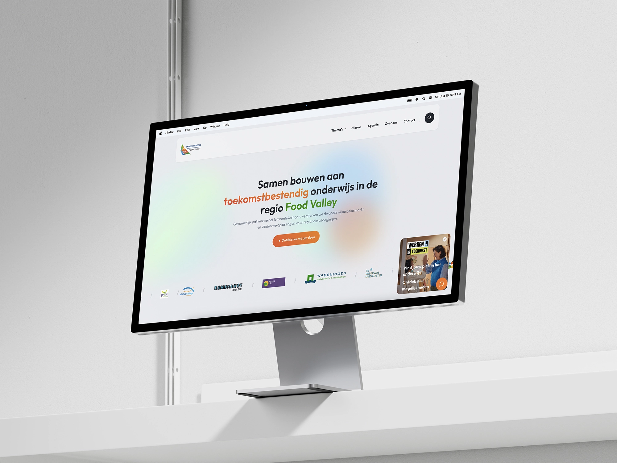 Moderne computermonitor op bureau met website over toekomstbestendig onderwijs in Food Valley