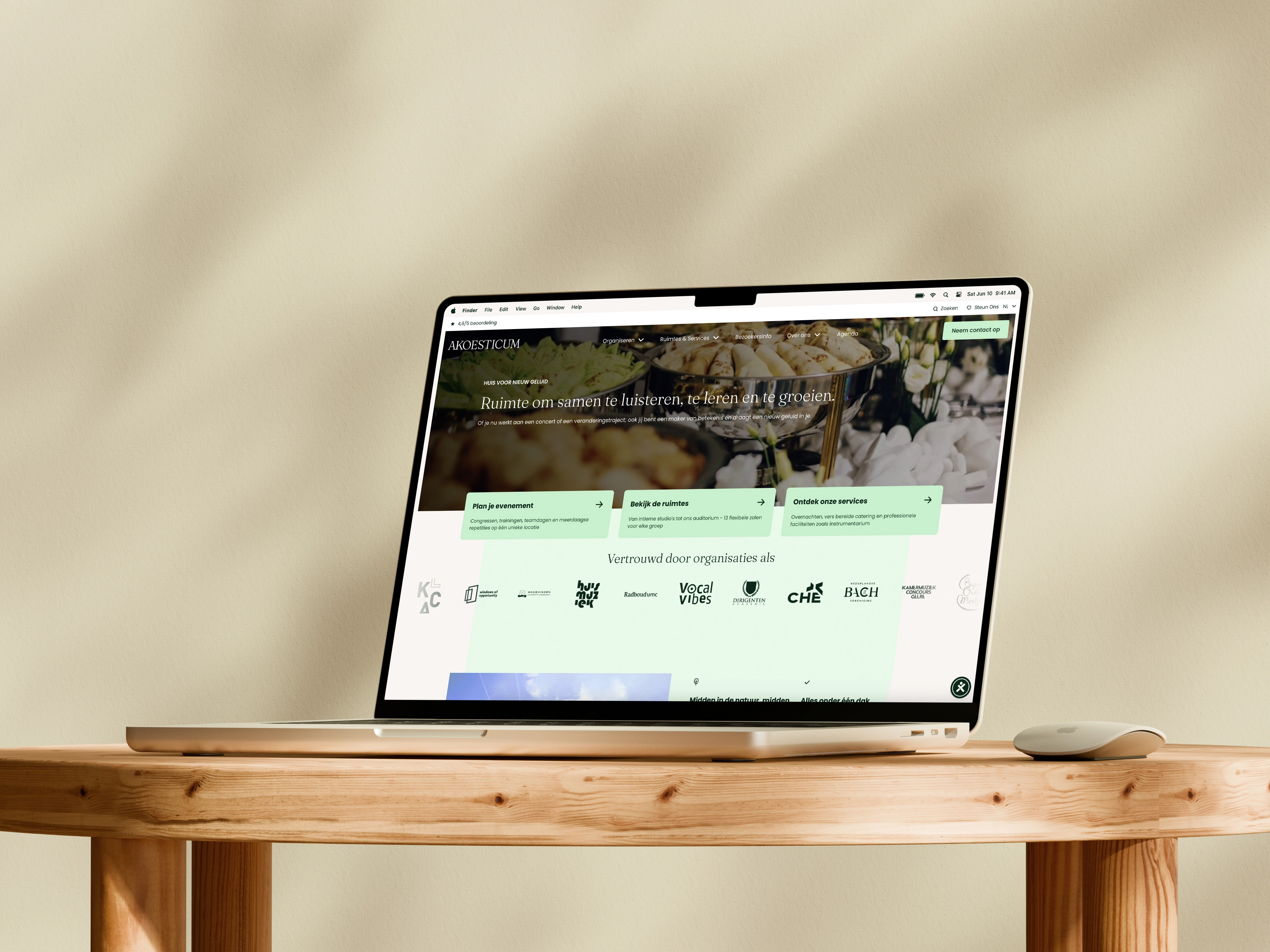 Laptop op houten tafel met website 'Akoesticum' scherm, groene tint en knoppen zichtbaar