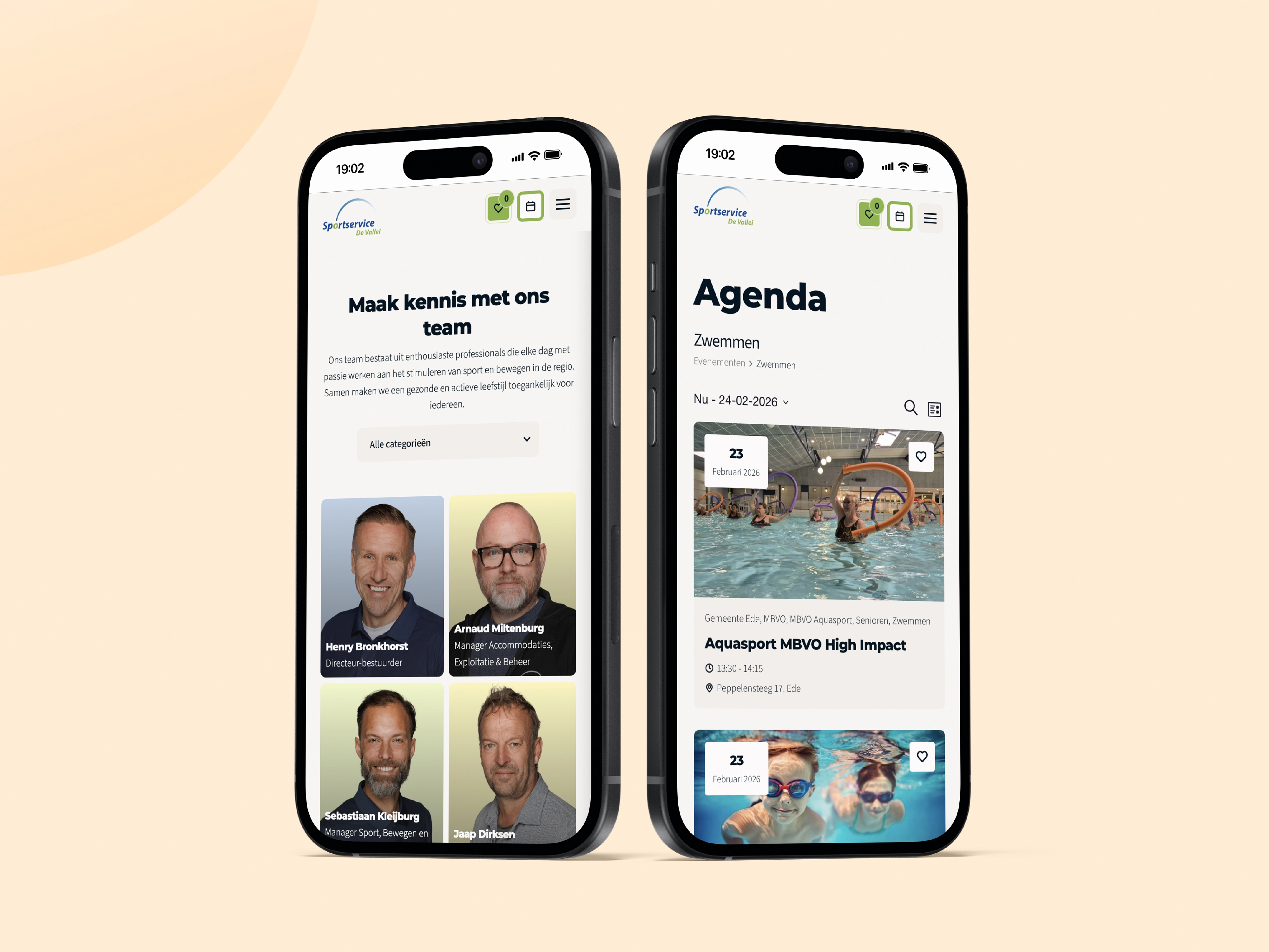 Mockup van mobiele website met teamfoto's, namen, functies en zwemagenda op smartphone scherm